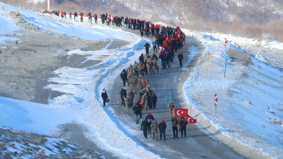 Ladik Akdağ’da 200 Metrelik Dev Türk Bayrağıyla Sarıkamış Yürüyüşü 3