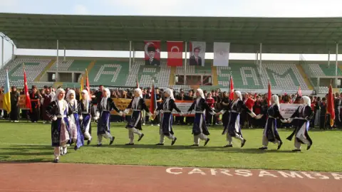 Çarşamba Şehir Stadyumu'ndaki Cumhuriyet Bayramı programında halk oyunları gösterisi (Fotoğraf: Çarşamba Kaymakamlığı)