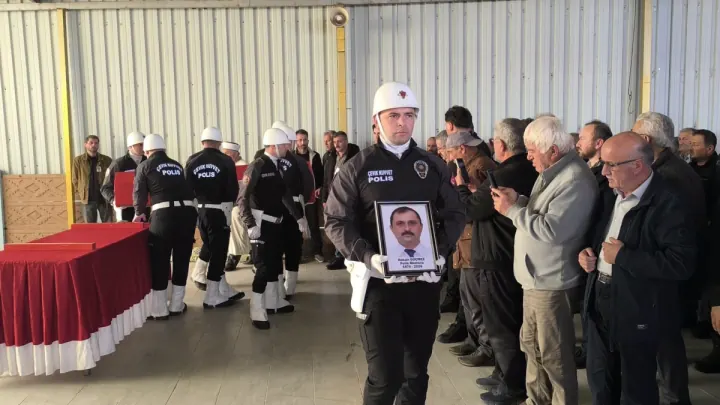 Cenaze töreninde polis memuru Hakan Göçmez'in fotoğrafı taşınıyor