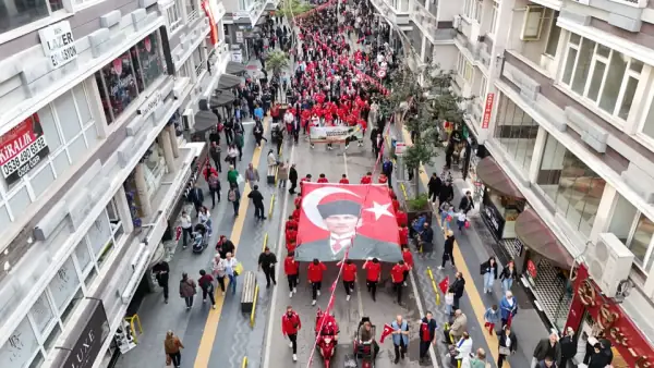 Samsun'da 1919 Metrelik Bayrakla Coşkulu Cumhuriyet Yürüyüşü