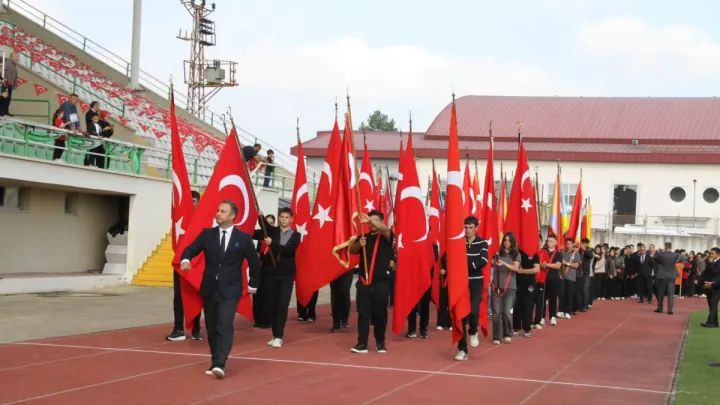 Çarşamba Şehir Stadyumu'nda Türk bayraklarıyla geçiş (Fotoğraf: Çarşamba Kaymakamlığı)